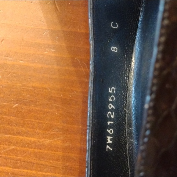 Stuart Weitzman Snakeskin Embossed Patent Leather Heels, Size 8C, Black - Picture 6 of 7